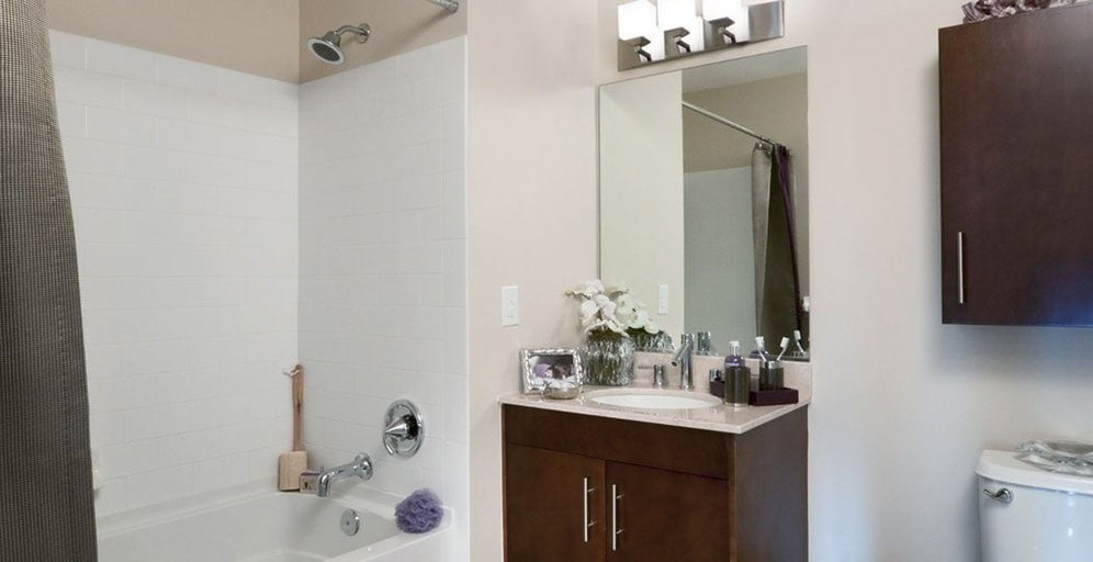 Bathroom, Luxy Suites Washington, Jersey City