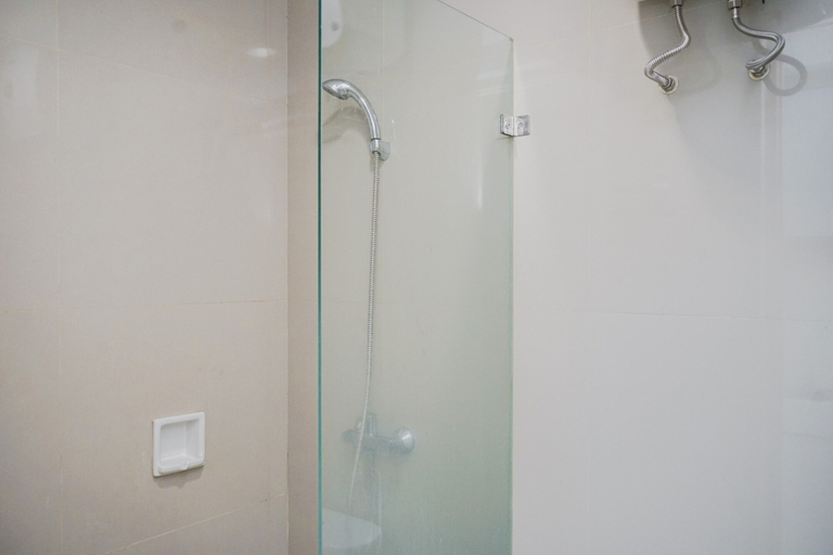 Bathroom 3, Comfy and Nice 1BR at Tree Park City BSD Apartment, South Tangerang