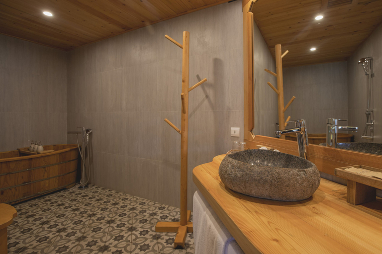 Bathroom 5, Le Champ Tu Le, Văn Chấn