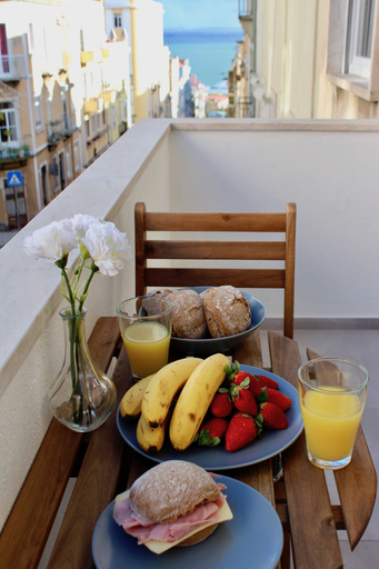Food & Drinks 5, Apartment Balcony and River View in Alfama, Lisbon