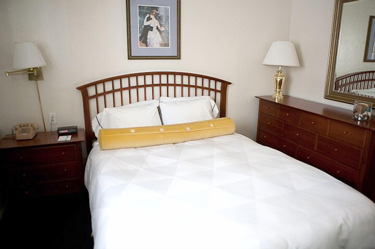 Bedroom 2, Coral Reef Inn & Suites, Alameda