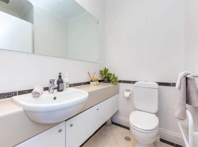 Bathroom, Cozy City Apt | Pool, Gym & View | Zodiak Stays, Waitakere
