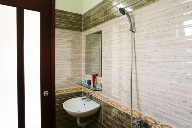 Bathroom 3, Viet Nhat Homestay, Da Nang