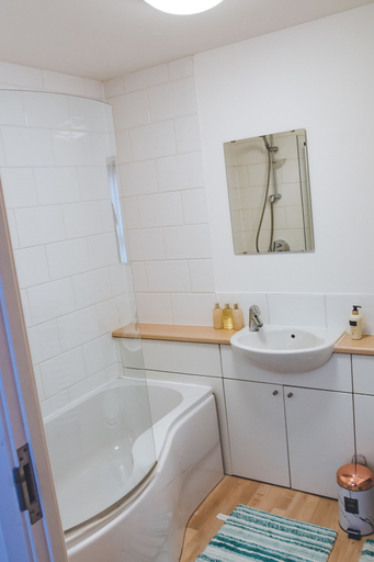 Bathroom 3, Evergreen Apartments, Northamptonshire