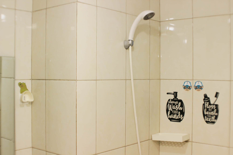 Bathroom 3, Cozy Living Studio Room At Springlake Summarecon Bekasi Apartment, Bekasi