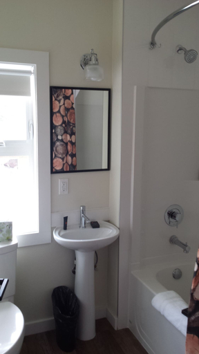 Bathroom 4, Riverside Inn, Cowichan Valley
