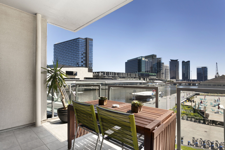 Exterior & Views 12