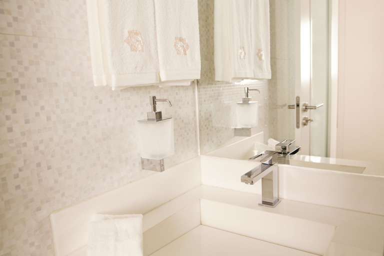 Bathroom, FAIAS - Boutique Hotel, Ingombota