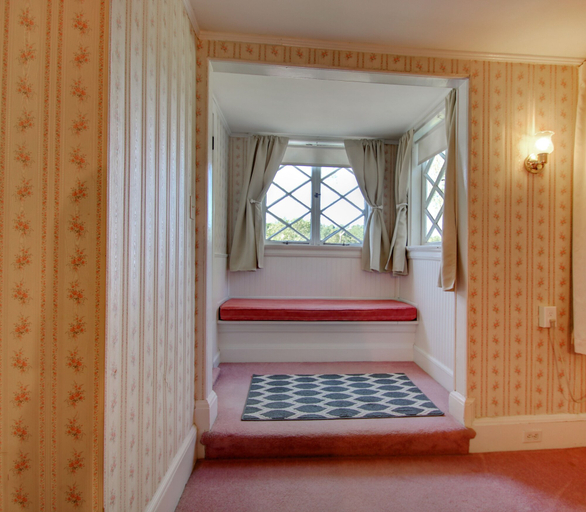 Others 4, Old Corner Inn, Essex