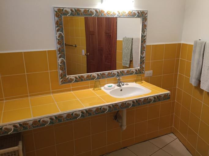 Bathroom 3, La Perlita, Garabito
