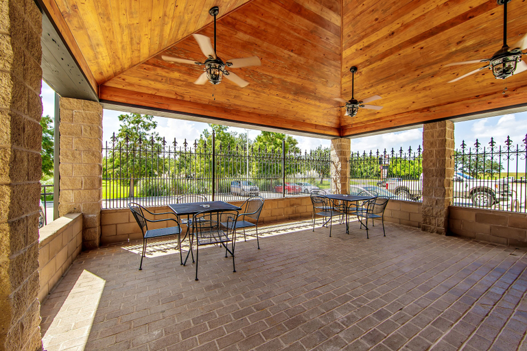 Food & Drinks 5, Southern Breeze Lodge, Lafourche