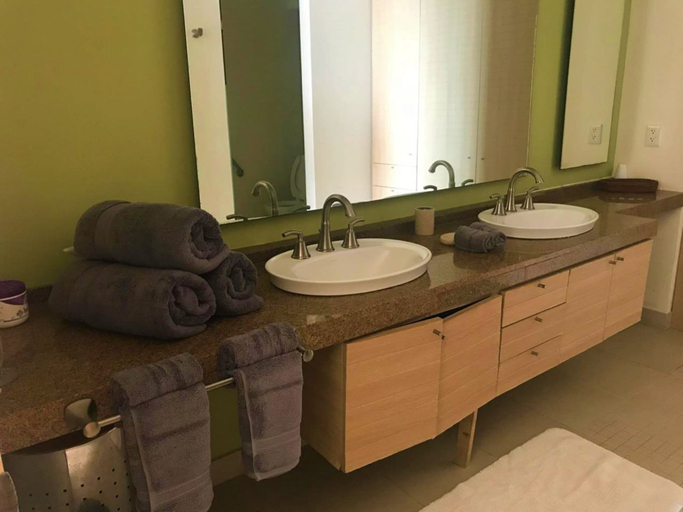 Bathroom, Delcanto Residences by LaTour, Compostela