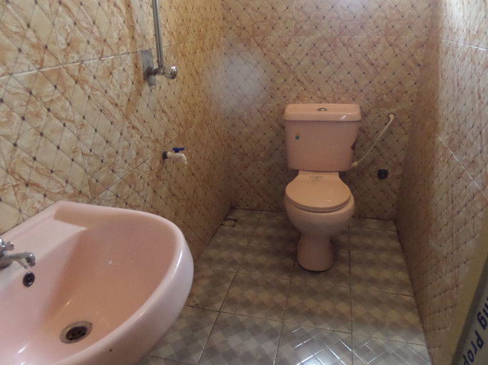 Bathroom 5, Fatty K Hotel and Suites, AdoOdo/Ota