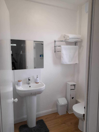 Bathroom, House-3br-garden-parking-near Inverness Castle, Highland