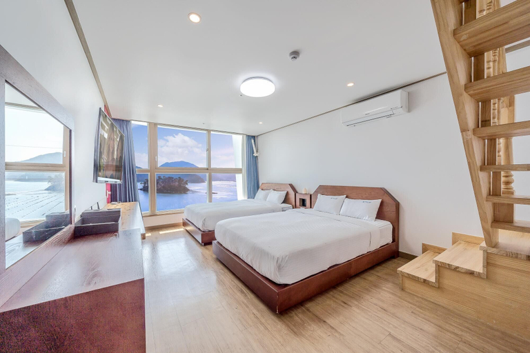 Bedroom 1, Tongyoung Martis Beach Pension, Tongyeong