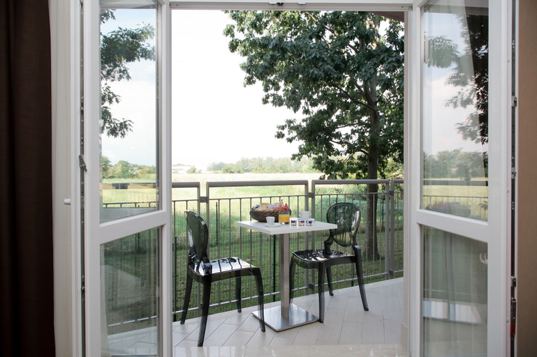 Exterior & Views 28