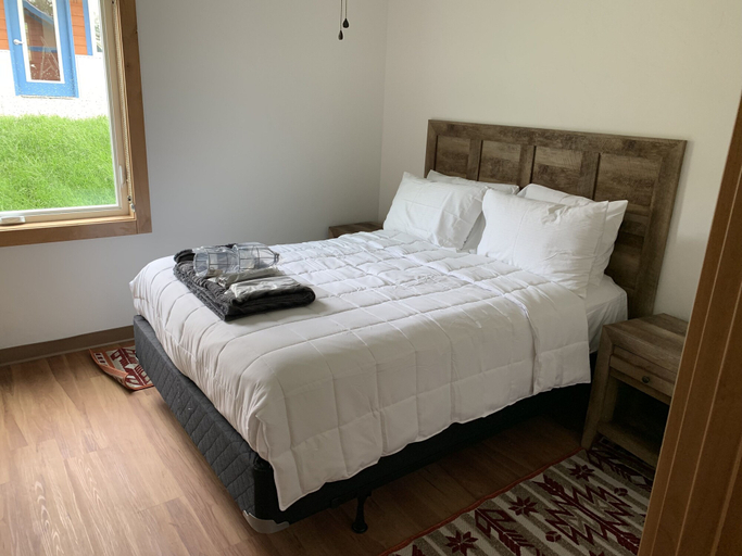 Bedroom 3, Big Arm Resort, Lake