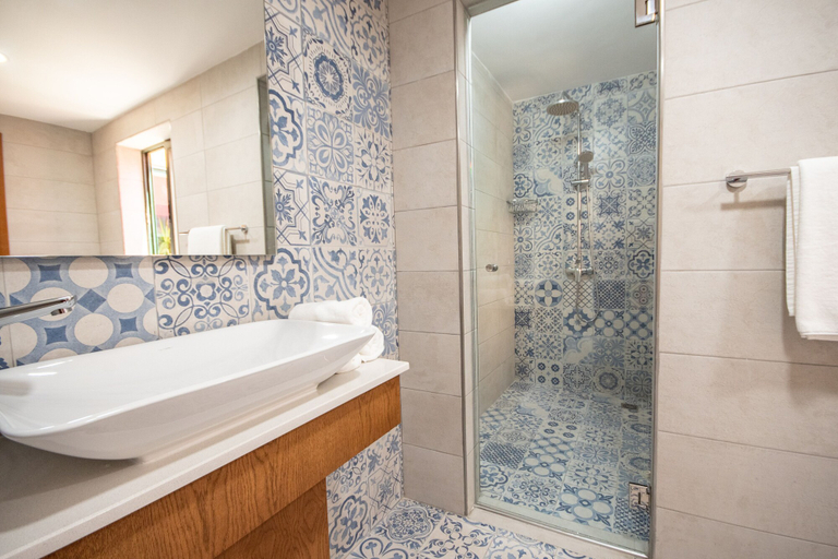 Bathroom 3, 39 St. George