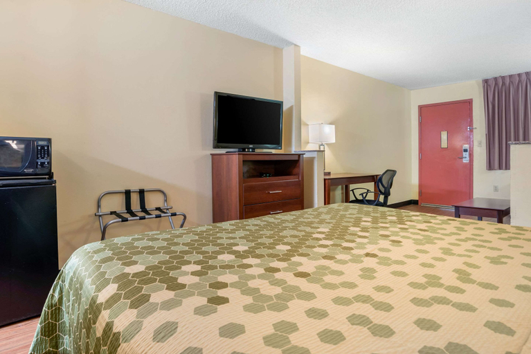 Bedroom 2, Econo Lodge Inn & Suites Forest, Scott