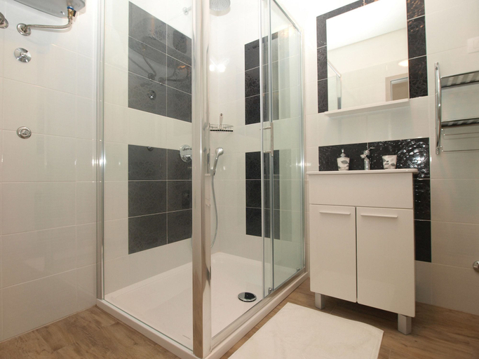Bathroom 4, Apartment 1670, Pula