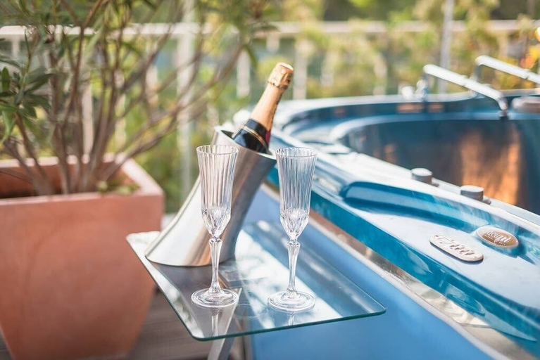 Food & Drinks 5, Sea View Apartment with Hot Tub & Sauna, Attica