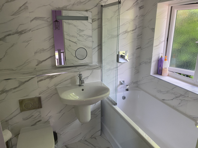 Bathroom 3, Wellbrook Rooms, Hertfordshire