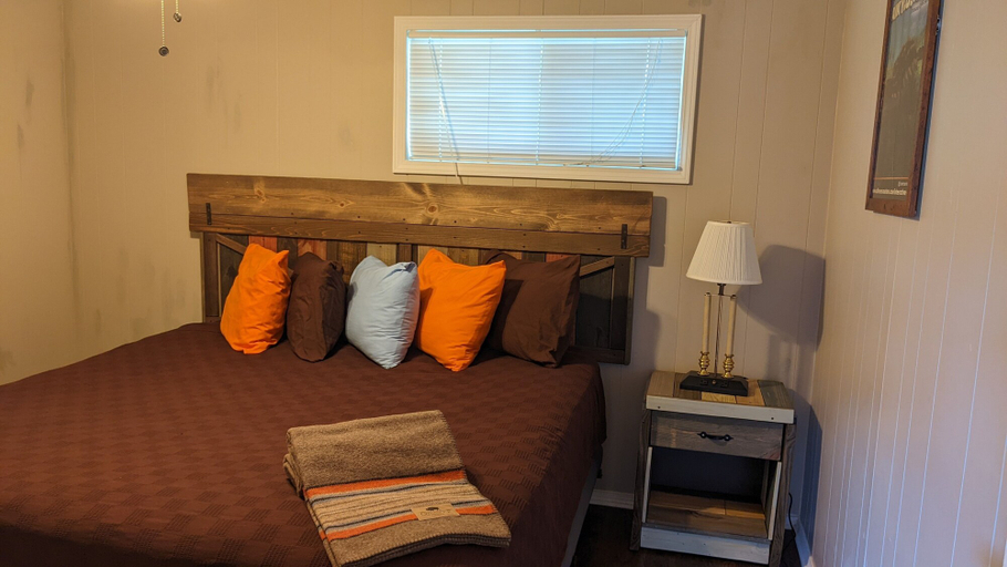 Bedroom 3, Rocky's Retreat, Stone