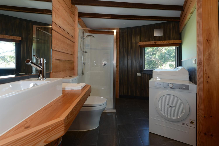 Bathroom, Taylors Bay Cottage, Kingborough