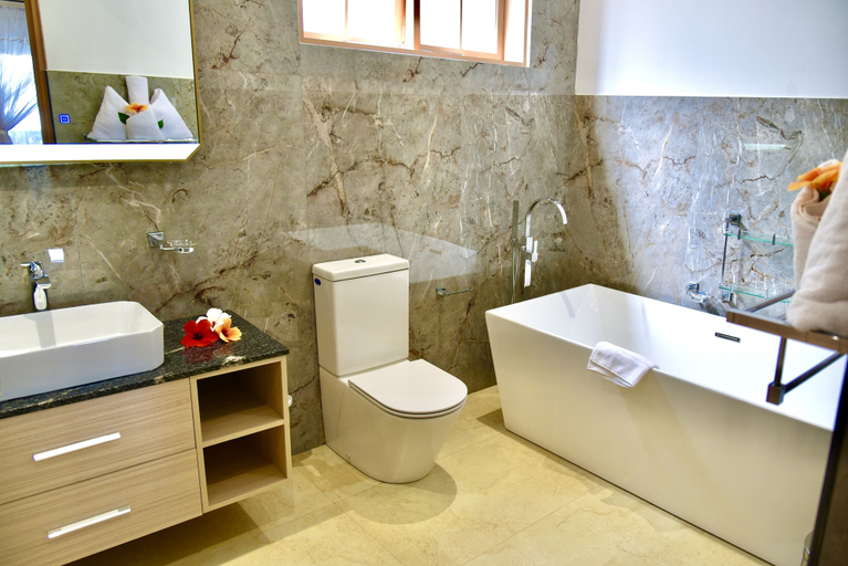 Bathroom 4, Sea Splash & La Petite Maison
