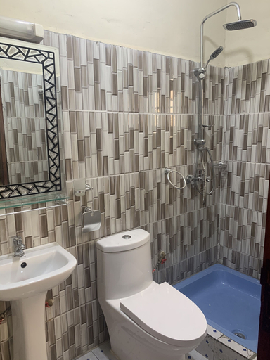Bathroom, Latitude Guest House, Mfoundi