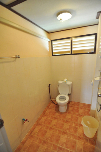 Bathroom 4, Baan Pun Sook, Tha Mai