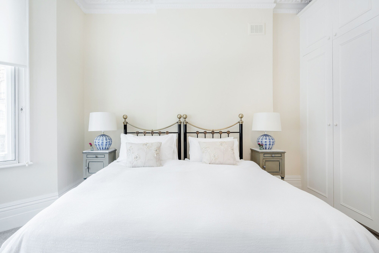 Bedroom 2, Charming Grand One bedroom, London