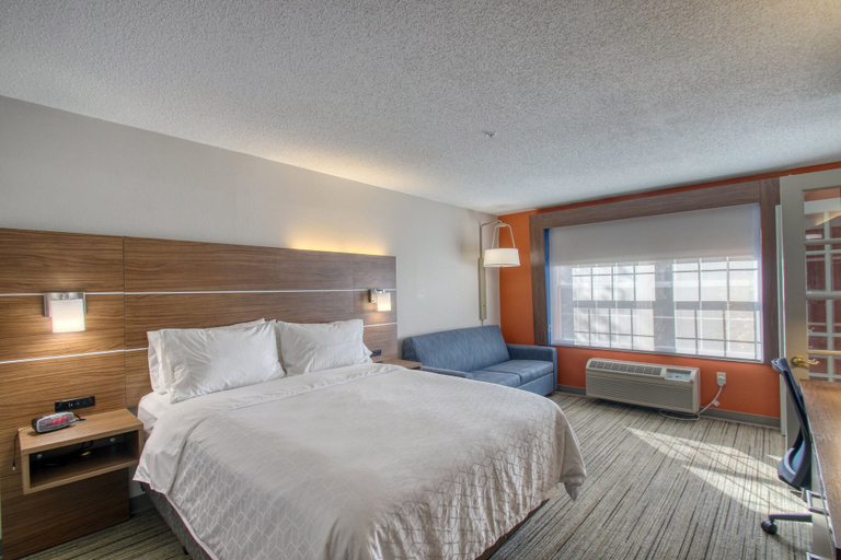 Bedroom 3, Holiday Inn Express Hotel & Suites Oshkosh by IHG, Winnebago