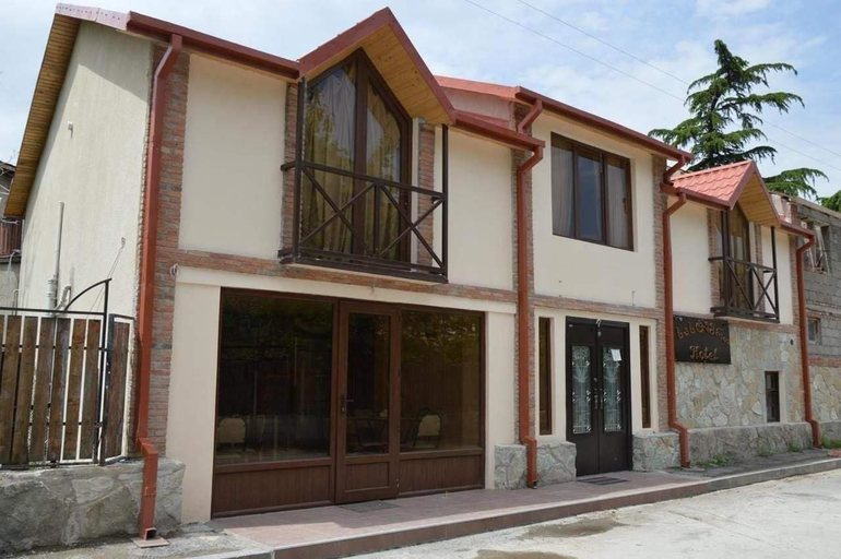 Exterior & Views