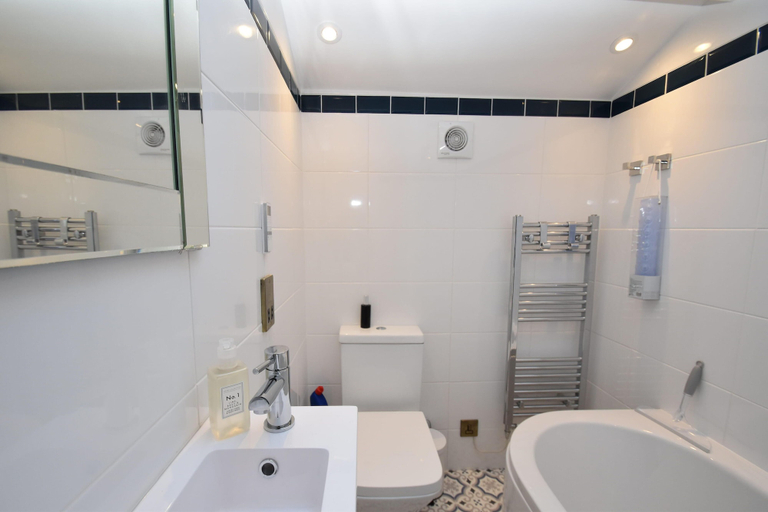 Bathroom 5, 4 Landgate Cottage Winchelsea, East Sussex