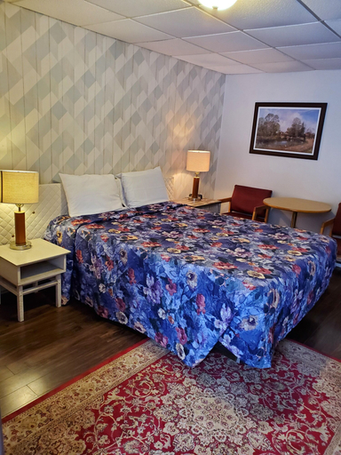 Bedroom 2, Town and Country Motel in Nipigon, Thunder Bay