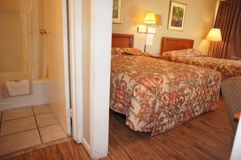 Bedroom 5, Executive Inn & Suites, Orange