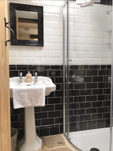 Bathroom 4, The Bantam Tea Rooms & Guest House, Gloucestershire