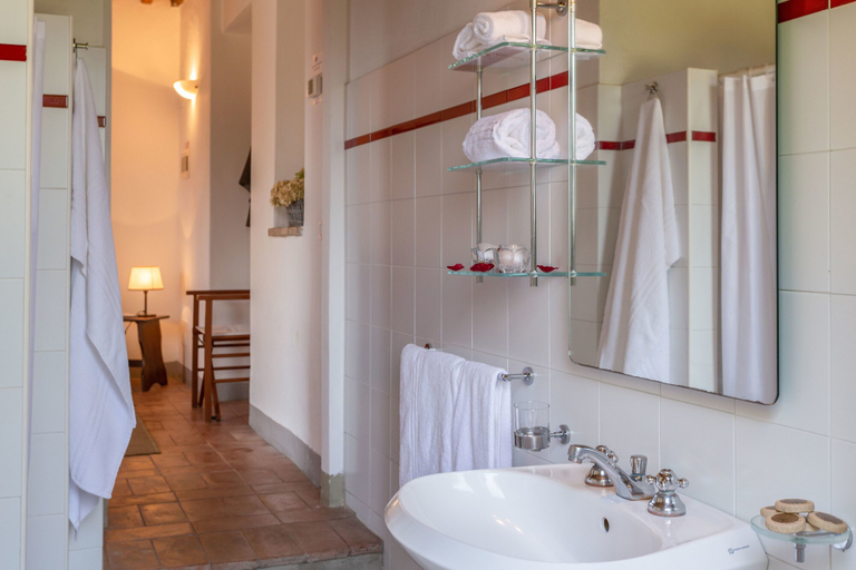 Bathroom 5, Fattoria Montignana, Florence