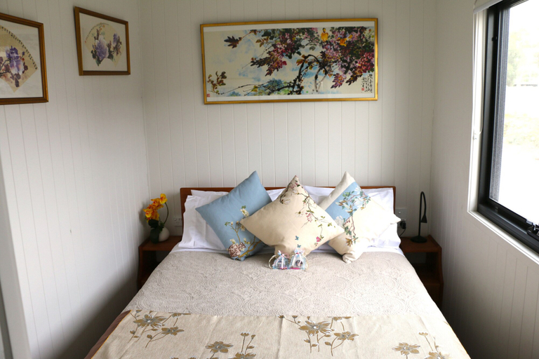 Bedroom, The Pink Lake Tiny House - 'peony', Wakefield