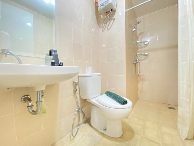 Bathroom 2, Spacious 2BR Corner Apartment at Parahyangan Residence near UNPAR, Bandung
