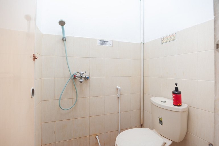 Bathroom 5, RedDoorz Syariah near Grand Galaxy Park, Bekasi