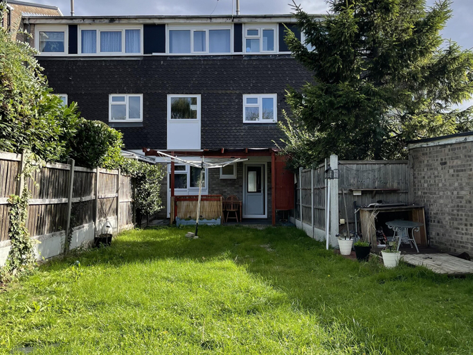 Exterior & Views, Enjoy Lovely 4 bed Apartment With Garden, London