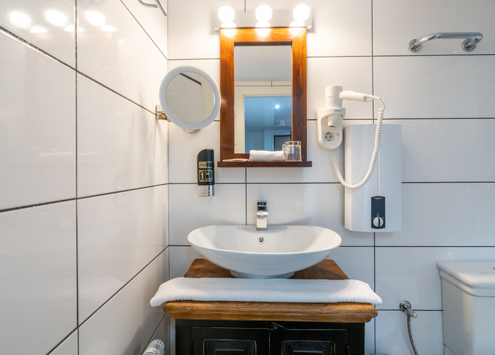 Bathroom 4, Landgasthaus Kreuz Michelbach, Rastatt