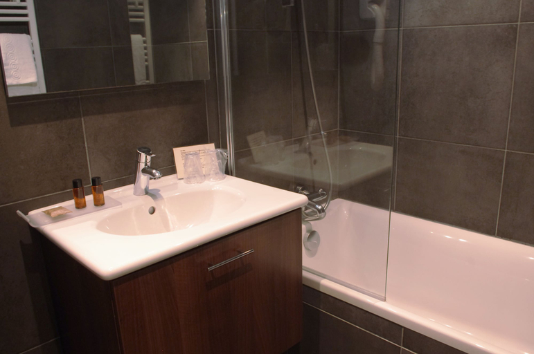 Bathroom 4, Hôtel Villa les Bains, Calvados