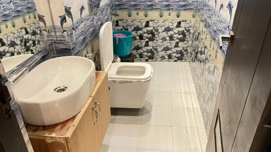 Bathroom, Bimbos Club Blusalz Collection Bhowali, Nainital