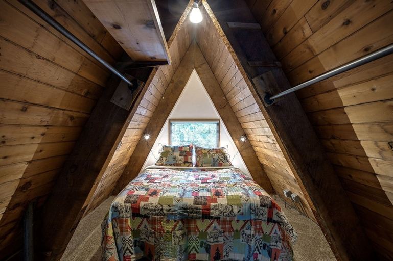 Bedroom, 05MBH - Economical - WiFi - Pets Ok - F/P - D/W - Sleeps 2, Whatcom