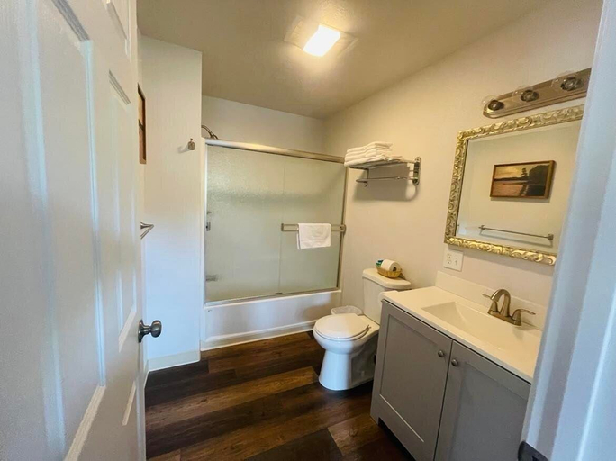Bathroom 3, Riverfront Lodging, Jackson