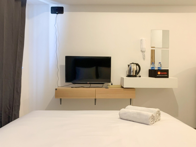 Bedroom 2, Homey and Comfortable Studio Tokyo Riverside PIK 2 Apartment By Travelio, Tangerang