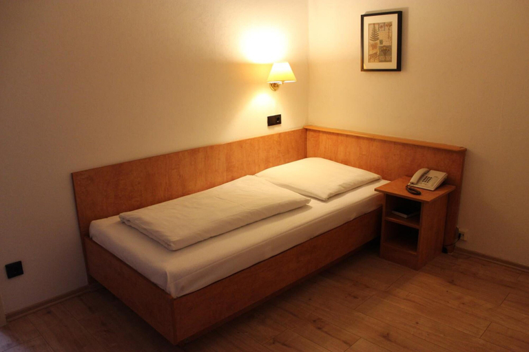 Bedroom 4, Hotel Gaya, Main-Taunus-Kreis